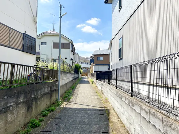 東側の水路です。隣地と離れているため開放感のある建物です