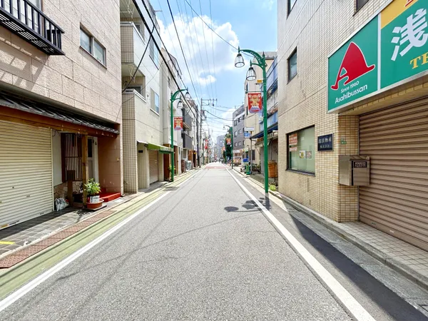 ◆前面道路は商店街に面し、街灯が設置されていますので夜道も明るいです。