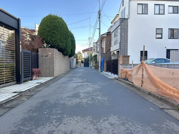 北側前面道路◆北側約４.０ｍ公道に面す◆視界が開けているので歩行者や自転車の通行もスムーズです。