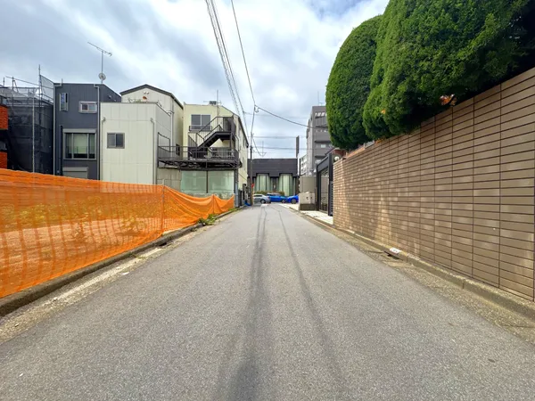 北側前面道路◆北側約４.０ｍ公道に面す◆視界が開けているので歩行者や自転車の通行もスムーズです。