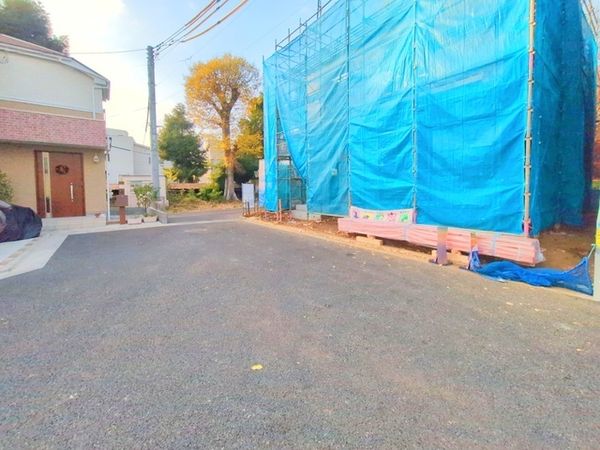 練馬区大泉町1丁目 新築戸建 A号棟 前面道路含む外観 練馬区大泉町1丁目 新築戸建 A号棟 前面道路含む外観