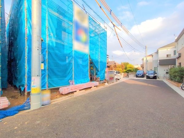 練馬区大泉町1丁目 新築戸建 B号棟 前面道路含む外観 練馬区大泉町1丁目 新築戸建 B号棟 前面道路含む外観