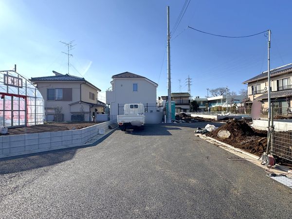 練馬区大泉町2丁目 新築戸建 2号棟 前面道路含む外観 練馬区大泉町2丁目 新築戸建 2号棟 前面道路含む外観