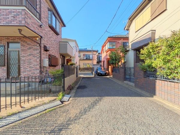 練馬区大泉町1丁目 新築戸建 1号棟 前面道路含む外観 練馬区大泉町1丁目 新築戸建 1号棟 前面道路含む外観