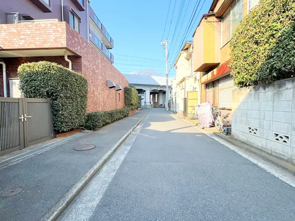 ◆マンション前面道路◆視界が真っ直ぐ開けています。