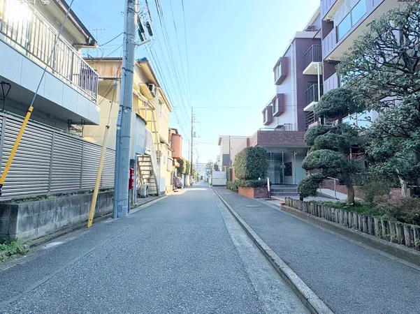 ◆マンション前面道路◆視界が真っ直ぐ開けています。