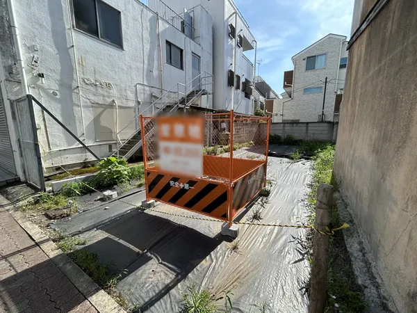 建築条件付売地ではございません。