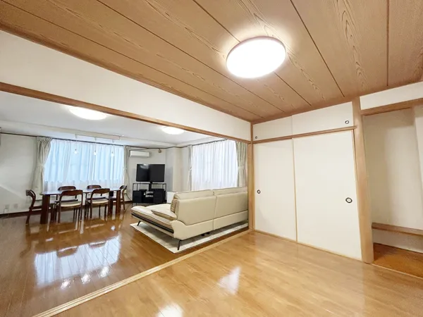 リビングと隣接した洋室