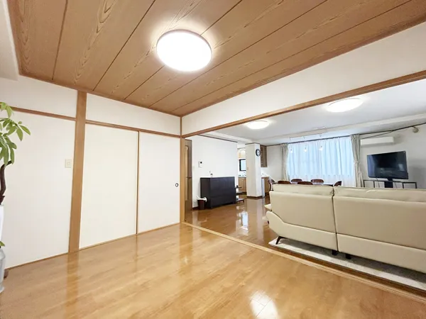 リビングと隣接した洋室