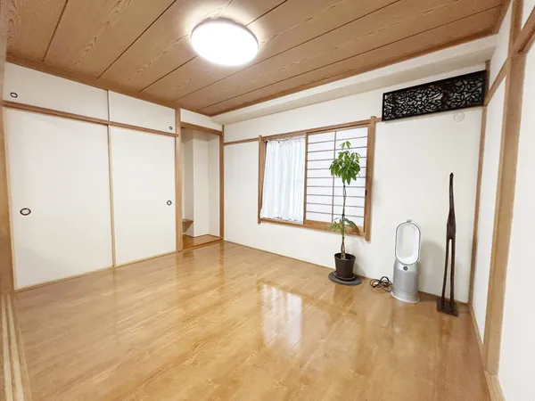 リビングと隣接した洋室