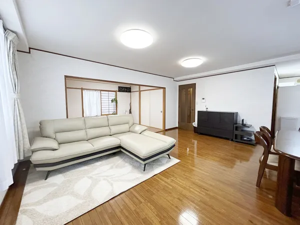 大型テレビやソファを置いても余裕を感じられるリビング