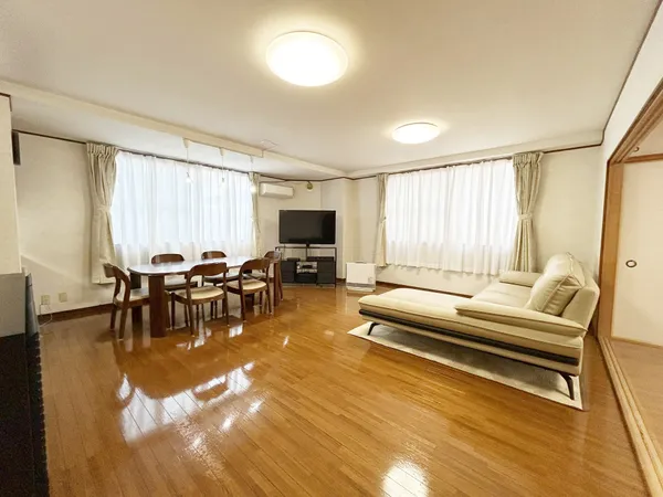 大型テレビやソファを置いても余裕を感じられるリビング