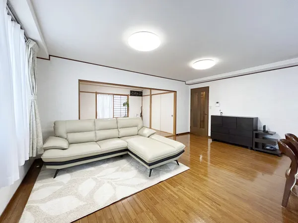 大型テレビやソファを置いても余裕を感じられるリビング