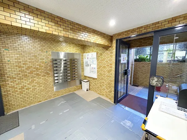 エントランスと集合ポスト等