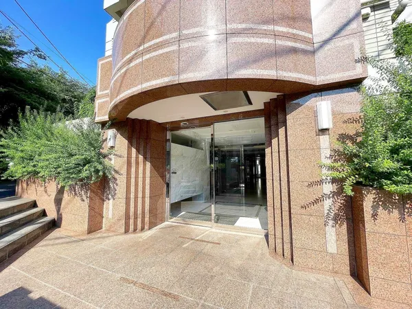 重厚感のあるデザインのメインエントランス。