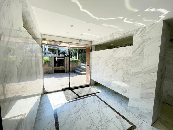 エントランス・ロビーに入ると白い異次元空間が広がります。