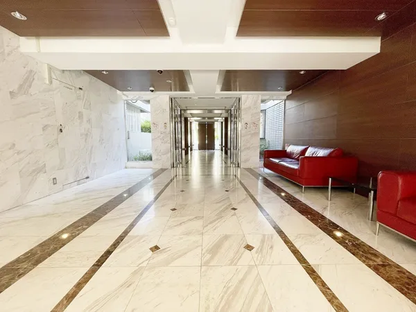 エントランス・ロビーに入ると異次元空間が広がり、時を忘れます。