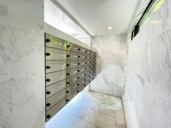 集合ポストでさえも照らされたオブジェです。