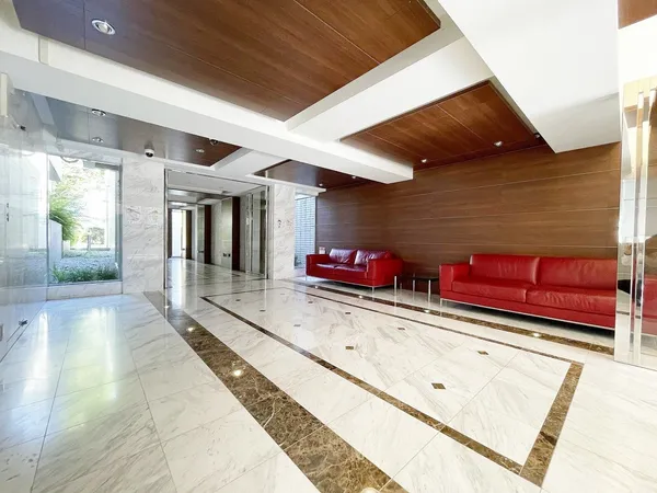 エントランス・ロビーに入ると白い異次元空間が広がります。