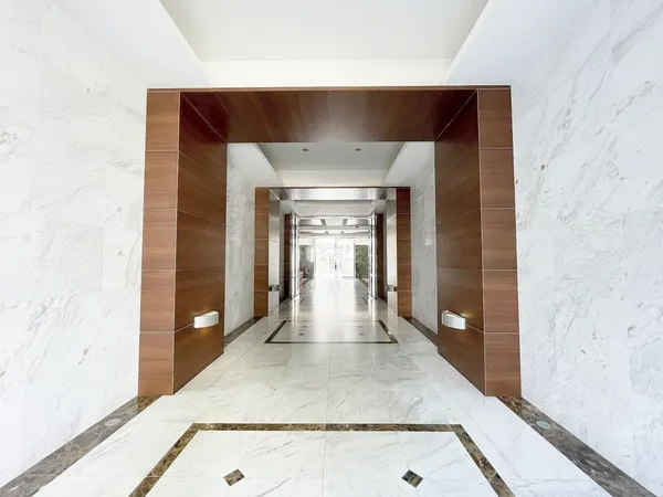 エントランス・ロビーに入ると白い異次元空間が広がります。