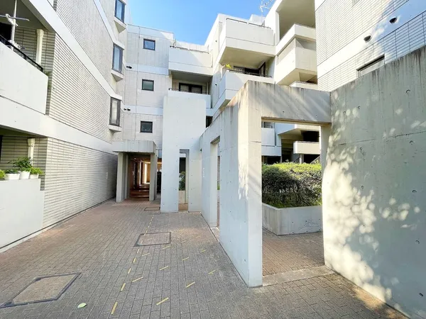 緑を配したコートヤード（中庭）。吹き抜けるさわやかな風が心に安らぎを運んでくれます。