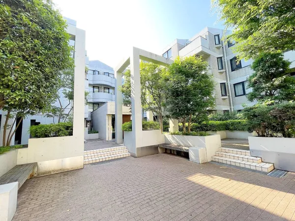 緑を配したコートヤード（中庭）。吹き抜けるさわやかな風が心に安らぎを運んでくれます。