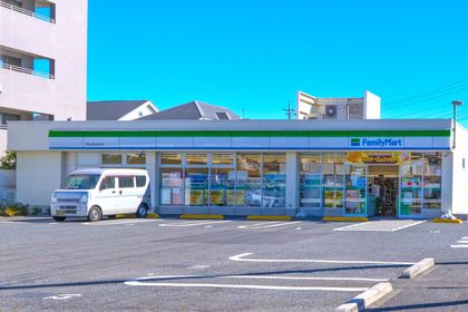 ファミリーマート平和台環八通り店（約50ｍ）