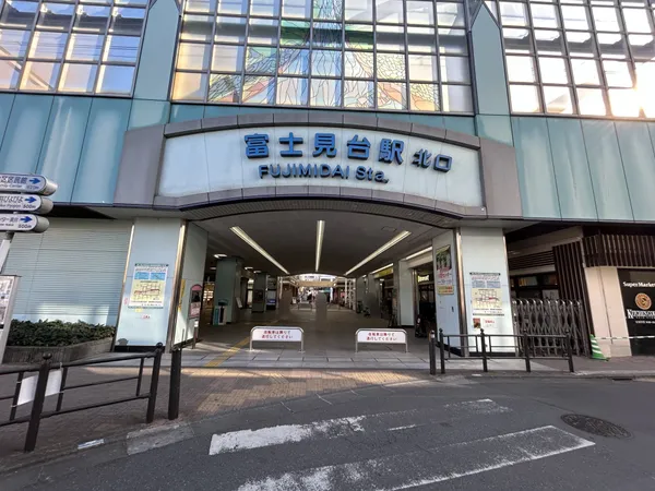 徒歩15分。徒歩10分