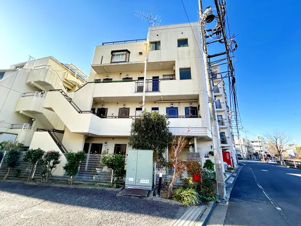 「久米川」駅徒歩3分の立地です。目の前には空堀川が流れており、駅近くの立地でありながらも落ち着いた住環境です。