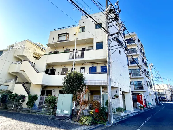 「久米川」駅徒歩3分の立地です。目の前には空堀川が流れており、駅近くの立地でありながらも落ち着いた住環境です。