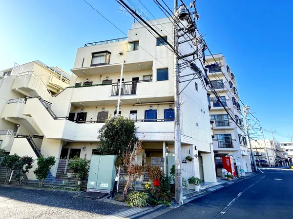 「久米川」駅徒歩3分の立地です。目の前には空堀川が流れており、駅近くの立地でありながらも落ち着いた住環境です。