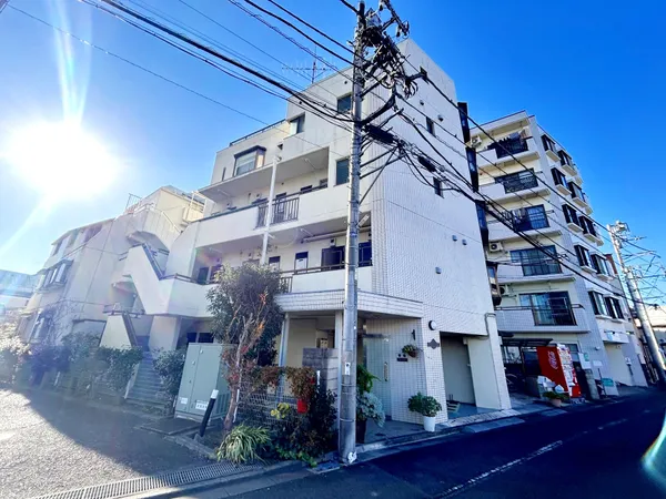 「久米川」駅徒歩3分の立地です。目の前には空堀川が流れており、駅近くの立地でありながらも落ち着いた住環境です。