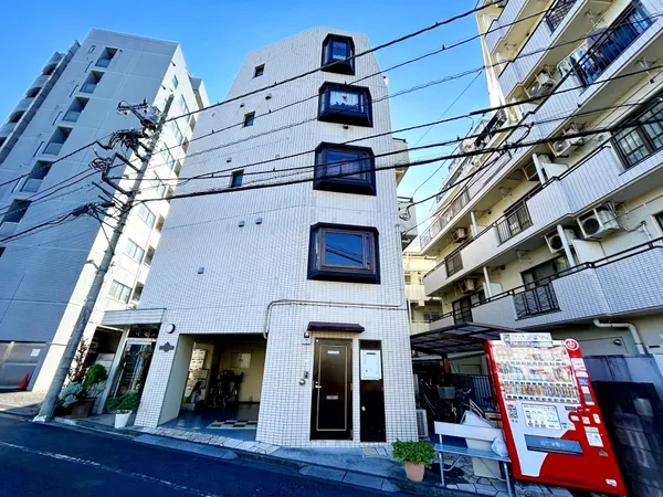 「久米川」駅徒歩3分の立地です。目の前には空堀川が流れており、駅近くの立地でありながらも落ち着いた住環境です。