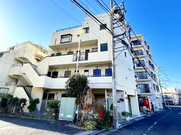 「久米川」駅徒歩3分の立地です。目の前には空堀川が流れており、駅近くの立地でありながらも落ち着いた住環境です。