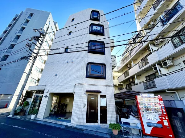 「久米川」駅徒歩3分の立地です。目の前には空堀川が流れており、駅近くの立地でありながらも落ち着いた住環境です。