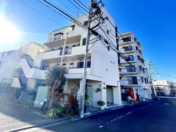 「久米川」駅徒歩3分の立地です。目の前には空堀川が流れており、駅近くの立地でありながらも落ち着いた住環境です。