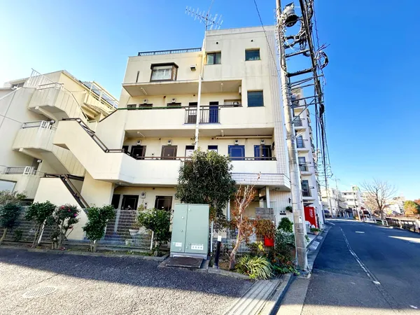 「久米川」駅徒歩3分の立地です。目の前には空堀川が流れており、駅近くの立地でありながらも落ち着いた住環境です。