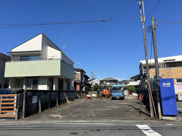 幅員約8ｍ公道、幅員4ｍの私道の二方向に面した土地です。