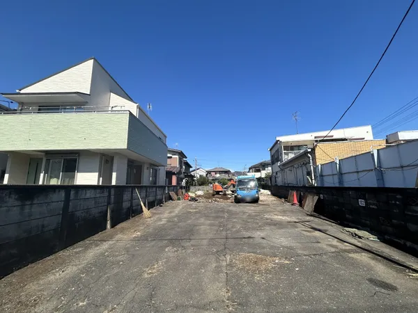 前面道路は幅員約8ｍのため車の出し入れも楽々です。
