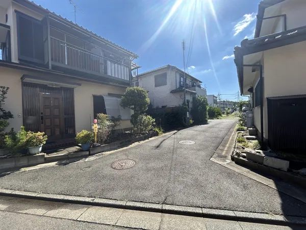 北西側は戸建てが立ち並ぶ閑静な住宅街です。