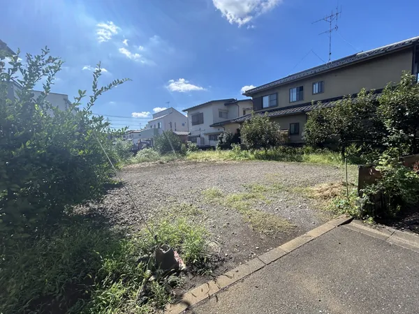 徒歩3分に郵便局があり、公共施設の利便性にも優れています。