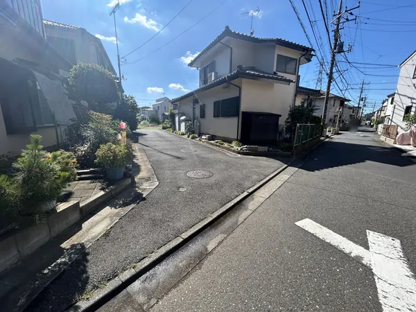 北西側は戸建てが立ち並ぶ閑静な住宅街です。