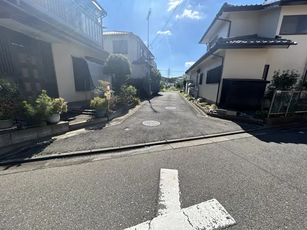 幅員4ｍの道路です。周辺には高い建物がなく、日当たり良好です。