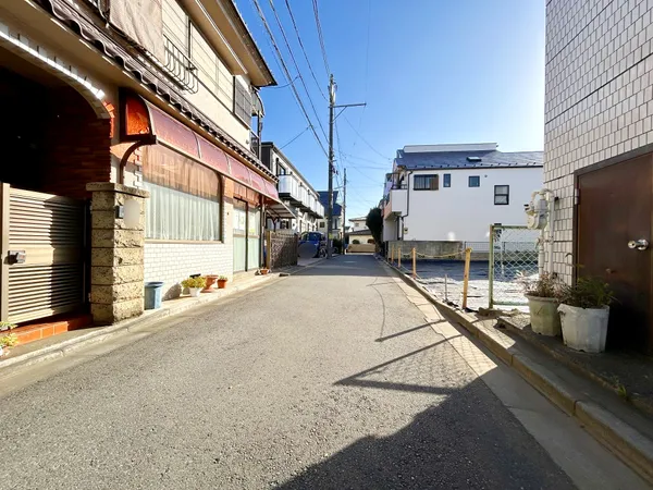 前面道路は閑静な住宅地をはしる車通りの少ない道路。