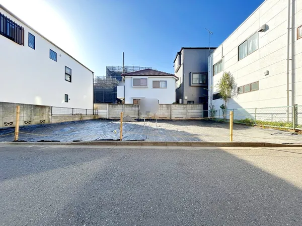 徒歩10分圏内に買い物施設が揃い日々の生活に嬉しい住環境。