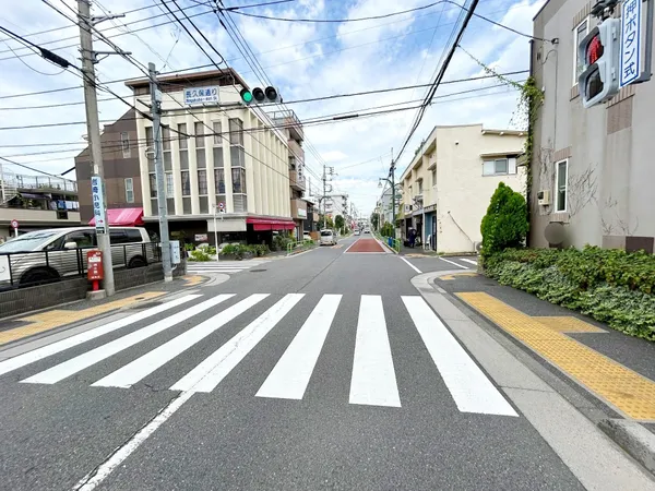 北側前面道路約11ｍ公道の開放感のある立地です。