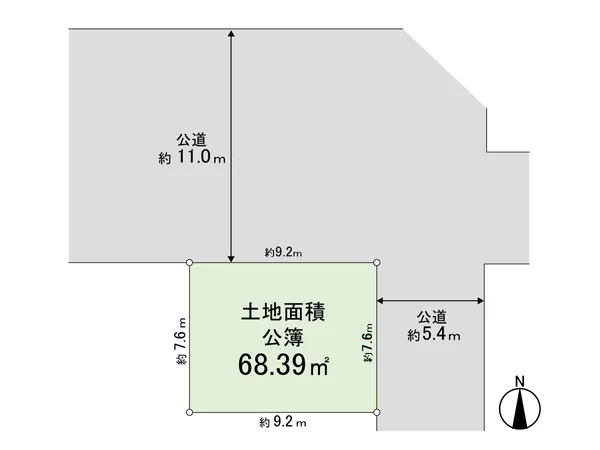 北側約11ｍ公道×東側約5.4ｍ公道、平坦地かつ整形地の角地に位置しています。