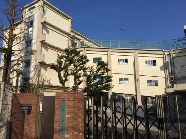 徒歩5分。