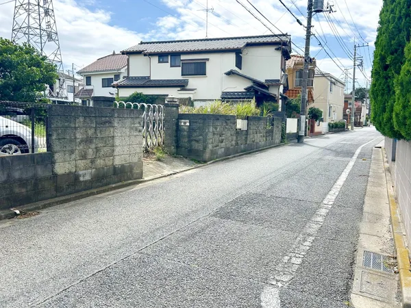前面道路は閑静な住宅地をはしる車通りの少ない道路。お車の出し入れが苦手なママや小さなお子様にも安心ですね。しっかり舗装もされているので、ベビーカーや自転車で通っても快適に通行できます。