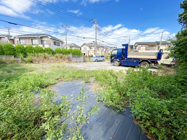 低層の一戸建てを中心とした街並みが整然と続き、周辺は高い建物が建っていないので、採光や開放性に恵まれ、空が広く緑の多い閑静な趣を感じる環境です。